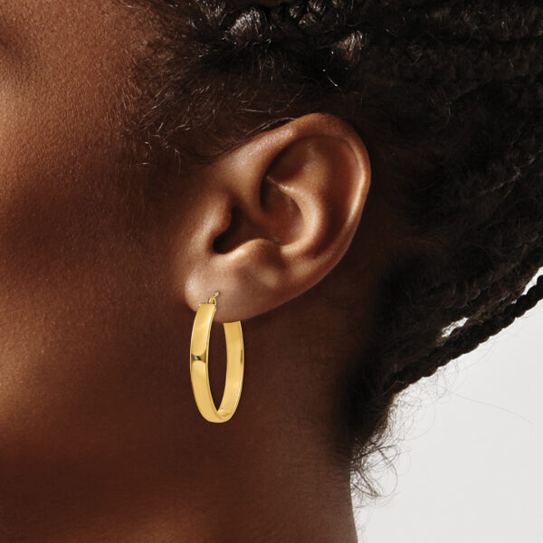 14k Lightweight Oval Hoop Earrings - Image 3